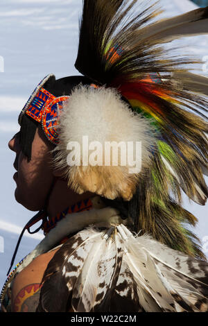 Le Canada, l'Ontario, Saint Catharines, habillée de façon traditionnelle des Autochtones de sexe masculin des Indiens de l'Amérique du Nord danse costume lors d'un Pow-wow Banque D'Images