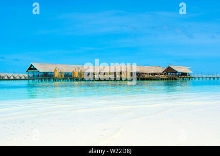 South Ari Atoll, Maldives, Dhidhoofinolhu - 4 juillet 2017 : au-dessus de l'eau restaurant en Océan Indien Banque D'Images