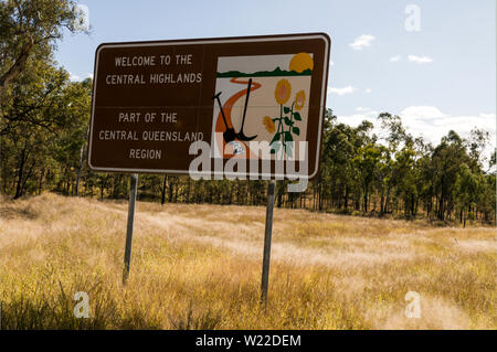 Une route touristique signe de il Hauts Plateaux du centre dans le Parc National de Carnarvon Gorge dans les hautes terres du centre du Queensland, Australie. Banque D'Images