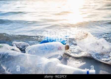 Bouteilles vides en plastique sur la plage, mer et la pollution de l'eau concept. Corbeille (emballages de boissons vides) jetés à la mer, près de Banque D'Images