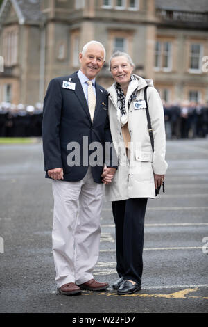 Ancien sous-marinier de la Royal Navy Alan Pitchfork et sa femme Brenda une ancienne Wren, du Yorkshire du Nord, qui se sont rencontrés sur la base et qui célèbrent leur 50e anniversaire de mariage assister à la parade avec des sous-mariniers de la Marine royale, les anciens combattants, les familles et les travailleurs de soutien à l'HM Naval Base Clyde, l'accueil du service sous-marin britannique à Faslane en Argyll and Bute, pour marquer les 50 ans de la dissuasion continue en mer (DSAC). Banque D'Images