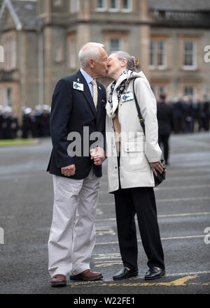 Ancien sous-marinier de la Royal Navy Alan Pitchfork et sa femme Brenda une ancienne Wren, du Yorkshire du Nord, qui se sont rencontrés sur la base et qui célèbrent leur 50e anniversaire de mariage assister à la parade avec des sous-mariniers de la Marine royale, les anciens combattants, les familles et les travailleurs de soutien à l'HM Naval Base Clyde, l'accueil du service sous-marin britannique à Faslane en Argyll and Bute, pour marquer les 50 ans de la dissuasion continue en mer (DSAC). Banque D'Images