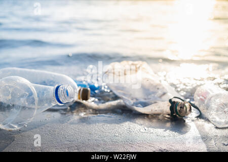 Bouteilles vides en plastique sur la plage, mer et la pollution de l'eau concept. Corbeille (emballages de boissons vides) jetés à la mer, près de Banque D'Images