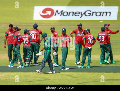 Le Lords Cricket Ground, London, UK. 5 juillet, 2019. Coupe du Monde de Cricket ICC, le Pakistan et le Bangladesh ; Babar Azam du Pakistan marche off après avoir été rejeté par l'hypotrophie Mohammad Saifuddin du Bangladesh pour 96 dans le 31e avec le score à 180-2 : Action Crédit Plus Sport/Alamy Live News Banque D'Images