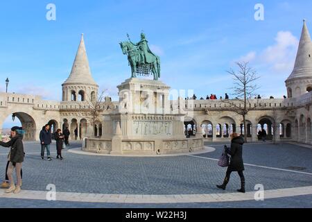 Les touristes visite du Bastion des Pêcheurs, célèbre pour son architecture et sa vue sur Budapest. La statue est sur la photo de St Stephen King équitation. Banque D'Images