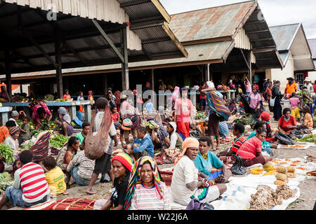 Wamena, Indonésie - 9 janvier 2010 : les gens dans une robe traditionnelle sur le marché local en Dugum Dani Village. Baliem Valley Papouasie, Irian Jaya Banque D'Images