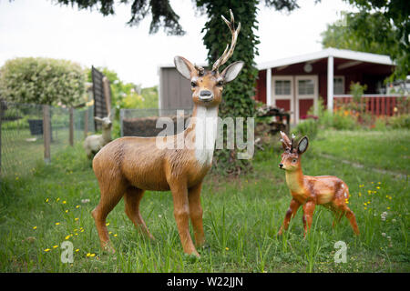 Neuruppin, Allemagne. 06Th Juillet, 2019. Figures d'animaux dans le jardin d'un allotissement jardin à Ruppiner See. Credit : Soeren Stache/dpa-Zentralbild/ZB/dpa/Alamy Live News Banque D'Images