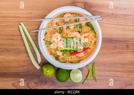 Tom Yam Koong soup with noodles Banque D'Images