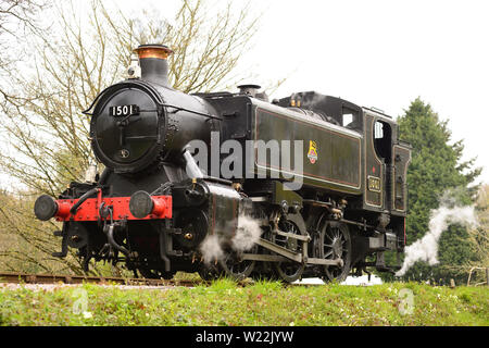 RÉSERVOIR DE VALISE de classe 1500 DE LA GWR n° 1501 à Buckfastleigh lors du gala anniversaire du South Devon Railway en 50th. 13.04.2019. Banque D'Images