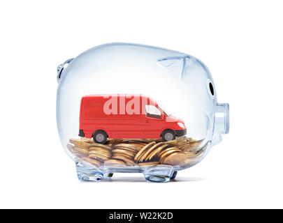 Rouge Transport van voiture sur l'intérieur des pièces transparentes piggy bank with clipping path Banque D'Images