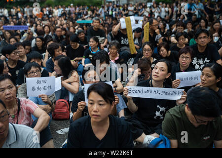 Des milliers de manifestants inscrivez-vous d'un rassemblement organisé par la mère de Hong Kong à l'appui du droit de l'extradition des manifestants. Ils exigent le gouvernement de Hong Kong à se retirer entièrement le projet de loi sur l'extradition et libérer tous les militants qui ont été arrêtés au cours de la lutte contre l'extradition loi manifestations lors du dernier mois. Banque D'Images