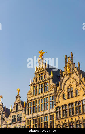 Giuldhouses avec statues dorées sur les toits vue de la Grand Place du marché à Anvers, Belgique Banque D'Images