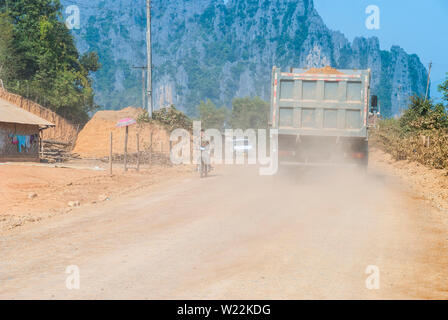 Vang Vieng, Laos - Dec 2016 : la circulation sur route de terre à travers le village, Laos Banque D'Images