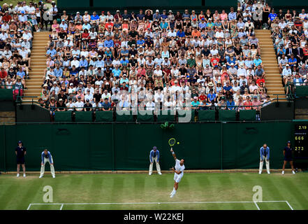 Surveiller l'action des spectateurs sur dix-huit sur cinq jours de la Cour de le tournoi de Wimbledon au All England Lawn Tennis et croquet Club, Wimbledon. Banque D'Images