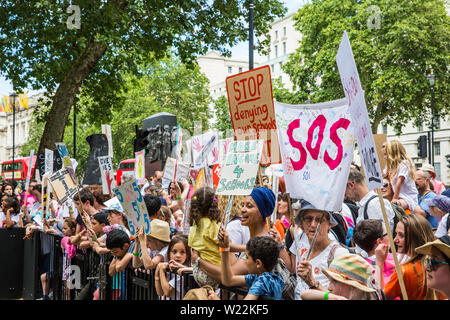 Londres, Royaume-Uni. 5 juillet, 2019. Des centaines de parents et d'enfants participent à une manifestation organisée par l'enregistrer nos écoles en dehors de la campagne contre les écoles de Downing Street forcés de fermer tôt le vendredi en raison de compressions budgétaires et de mettre en évidence la responsabilité du gouvernement de s'occuper et éduquer les enfants du pays le vendredi après-midi. Credit : Mark Kerrison/Alamy Live News Banque D'Images