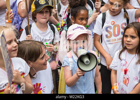 Londres, Royaume-Uni. 5 juillet, 2019. Les enfants assistent à une manifestation organisée par l'enregistrer nos écoles en dehors de la campagne contre les écoles de Downing Street forcés de fermer tôt le vendredi en raison de compressions budgétaires et de mettre en évidence la responsabilité du gouvernement de s'occuper et éduquer les enfants du pays le vendredi après-midi. Credit : Mark Kerrison/Alamy Live News Banque D'Images