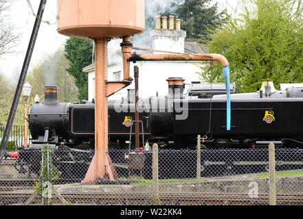 Côte à côte. LES chars DE VALISE DE LA GWR n° 1501 (à gauche) et 9466 à Buckfastleigh lors du gala anniversaire de 50th du South Devon Railway, 13.04.2019. Banque D'Images