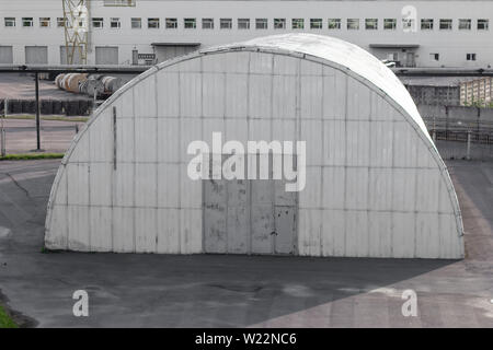 L'architecture industrielle de l'aluminium à l'extérieur du hangar Banque D'Images