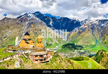 L'église de trinité Gergeti sous le mont Kazbegi en Géorgie Banque D'Images