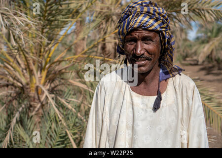Portrait d'un agriculteur nubien portant des vêtements traditionnels dans le nord du Soudan, Nov 2018 Banque D'Images