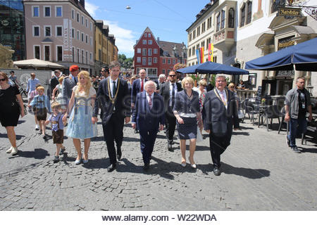 Würzburg, Allemagne. 05 juillet, 2019. Le président irlandais Michael D. Higgins a visité Würzburg en Bavière aujourd'hui sur la dernière étape de son voyage diplomatique à l'Allemagne. Plus tôt dans la semaine, il a rencontré Angela Merkel et le Président Allemand Frank STEINMEIER. Le président Higgins s'est arrêté à la bibliothèque de l'université cet après-midi pour voir les trésors de la littérature et de l'art irlandais, en particulier le travail de la célèbre philosophe allemand, linguiste et spécialiste de l'Amérique latine Casper Zeuss dont le livre Grammatica Celtica premier documenté la grammaire de la langue irlandaise. Ici il est vu dans la foule avec le maire de la ville. Clearpix Crédit :/ Banque D'Images