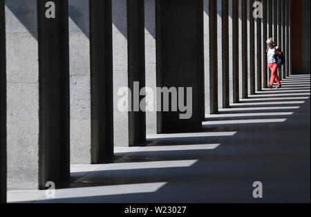 05 juin 2019, la Thuringe, Weimar : une femme marche à travers les colonnades de l'ex-Gauforum Weimar. En plus de la construction de l'ère national-socialiste, le nouveau Musée du Bauhaus Weimar a été ouverte cette année. Photo : Martin Schutt/dpa-Zentralbild/ZB Banque D'Images