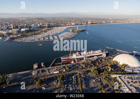 Long Beach, Californie, USA - Le 16 août 2016 : Vue aérienne de la reine Mary, cruise ship terminal dome et le centre-ville de bord de mer. Banque D'Images