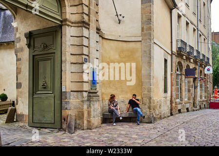 Un couple de personnes assises à l'extérieur de l'Hôtel de Ville de Rennes, la capitale de la Bretagne, France Banque D'Images