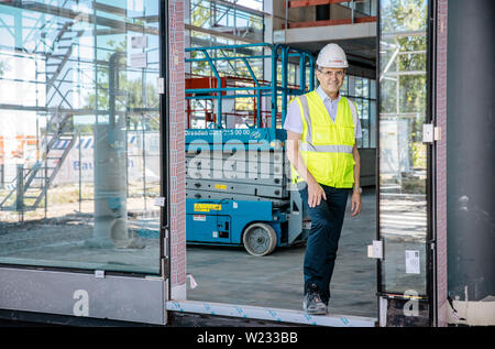 Dresde, Allemagne. 27 Juin, 2019. Le directeur général et futur directeur de l'usine, Otto Graf sur son site de construction de Robert Bosch pour la fabrication de semi-conducteurs à Dresde. L'usine de semi-conducteurs devrait entrer en fonctionnement normal à la fin de 2021. Credit : Oliver Killig/dpa-Zentralbild/ZB/dpa/Alamy Live News Banque D'Images