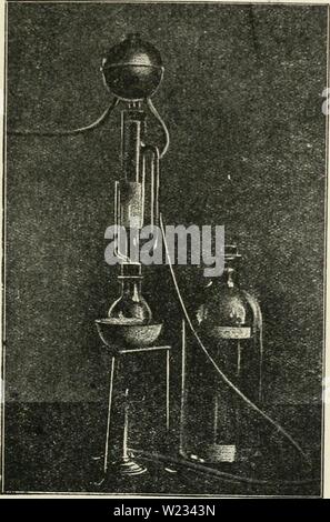 Image d'archive à partir de la page 132 de la chimie des produits laitiers ; un manuel pratique. La chimie des produits laitiers ; un manuel pratique pour les chimistes et d'autres d'avoir le contrôle de laiteries dairychemistryp00riche Année : 1920 MÉTHODE D'ADAMS. 117 adoptée à une assemblée générale de la société et c'est ainsi devenu une méthode quasi-officielle. L'utilisation de cette méthode pour déterminer l'ensemble des solides a été abandonnée. Malgré la recommandation du Comité du lait que les bobines doivent être extraits d'utiliser auparavant, il est devenu la pratique générale de l'omettre, et d'utiliser des bobines d'unextracted, procède à une déduction, à partir du poids de à Banque D'Images