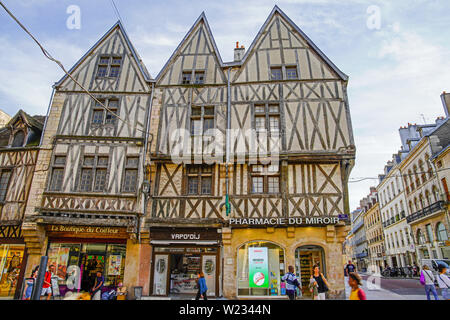 Maisons à colombages traditionnel dans la vieille ville de Dijon, Côte d'Or, Bourgogne, France. Banque D'Images