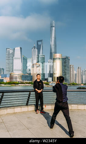 La Chine, Shanghai-19 avr 2019:les touristes homme prend en photo Shanghai The Bund area Banque D'Images