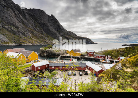 Village de Nusfjord harbour,îles Lofoten, Norvège sur une journée de printemps calme Banque D'Images