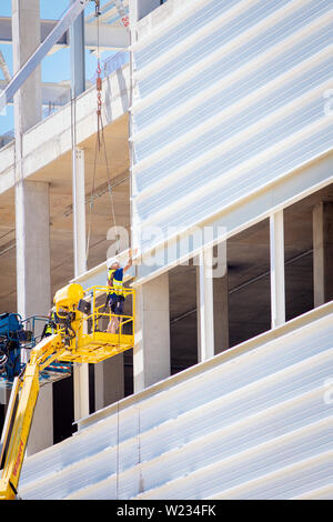 Dresde, Allemagne. 27 Juin, 2019. Vue sur le site de construction de Robert Bosch pour la fabrication de semi-conducteurs à Dresde. L'usine de semi-conducteurs devrait entrer en fonctionnement normal à la fin de 2021. Credit : Oliver Killig/dpa-Zentralbild/ZB/dpa/Alamy Live News Banque D'Images