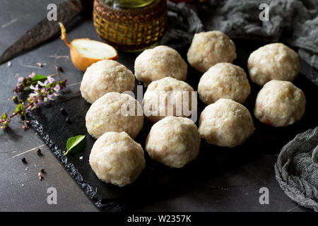 Boulettes de dinde maison matières sur ardoise tableau noir. Banque D'Images