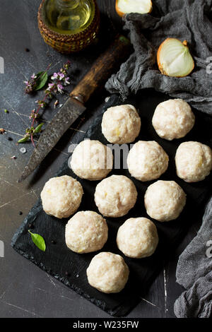 Boulettes de dinde maison matières sur ardoise tableau noir. Banque D'Images