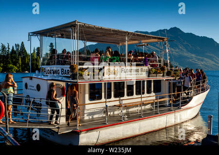 Bar flottant sur le lac Wakatipu, Queenstown, Otago, île du Sud, Nouvelle-Zélande Banque D'Images