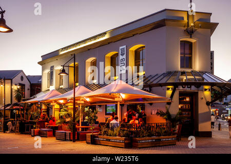 Un traditionnel pub Kiwi, Steamer Wharf, Queenstown, Otago, île du Sud, Nouvelle-Zélande Banque D'Images