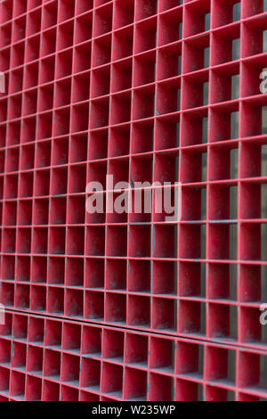 Résumé fond carré avec grille de fer rouge Banque D'Images