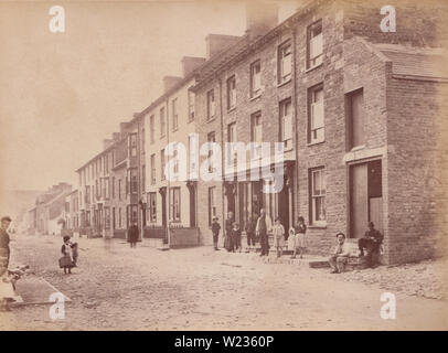 Victorian fin des années 1880 / début des années 1890 Photographie montrant les résidents dans un rue Borth, au Pays de Galles Banque D'Images