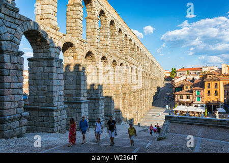 Segovia, Ségovie, Province de Castille et León, Espagne. L'aqueduc romain sur la Plaza del Azoguejo qui date de la 1ère ou 2ème ANNONCE de siècle. L'ancien remorquer Banque D'Images