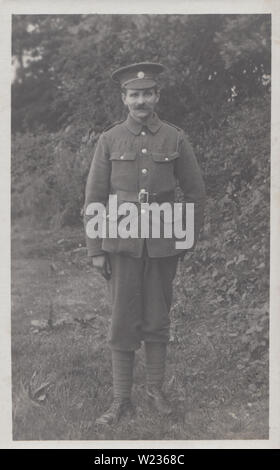 Vintage Carte postale photographique montrant une fière armée britannique WW1 soldat appelé J.Johnston. Banque D'Images