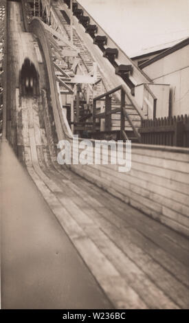 Vintage Carte postale photographique montrant une diapositive de foire en bois. Banque D'Images