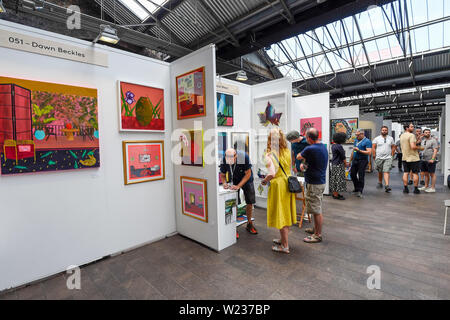 Londres, Royaume-Uni. 5 juillet 2019. Vue générale de l'espace d'exposition. Jour de l'ouverture de l'autre Art Fair, présenté par Saatchi Art, dans un nouveau lieu de West Handyside Canopy, Kings Cross. La foire est une collection d'œuvres d'artistes émergents et indépendants sélectionnés par un comité d'experts du monde de l'art. Les visiteurs et acheteurs d'avoir l'occasion de rencontrer les artistes de présenter leur travail à la foire qui se déroule 5 au 7 juillet 2019. Crédit : Stephen Chung / Alamy Live News Banque D'Images