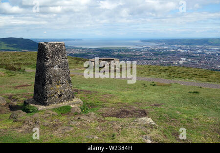 Belfast City à partir de l'ConcreateTrig Point et un abri en pierre sur la Montagne Noire Ridge Trail, dans le comté d'Antrim, Irlande du Nord, Royaume-Uni. Banque D'Images