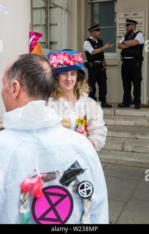 Londres, Royaume-Uni. 5 juillet, 2019. Activistes du climat de l'extinction la rébellion de protestation devant l'ambassade de France en solidarité avec les membres de l'extinction de la France qui ont été peppersprayed rébellion à courte portée par la police française alors qu'il occupait le pont de Sully, dans le centre de Paris pour appeler à plus d'action du gouvernement et de l'attention des médias sur le changement climatique. Credit : Mark Kerrison/Alamy Live News Banque D'Images