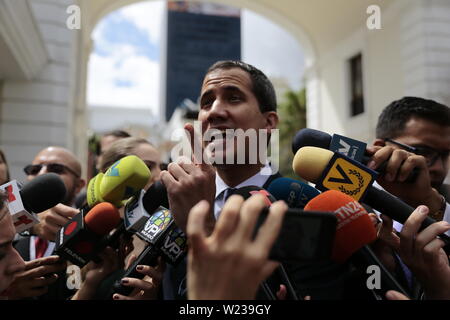 Caracas, Venezuela. 05 juillet, 2019. Juan Guaido, auto-proclamé président par intérim du Venezuela, parle aux journalistes lorsqu'il s'agit de la fête de l'indépendance à l'Assemblée nationale. Guaido a demandé à la société civile pour protester contre le gouvernement du chef de l'État Maduro. Le Venezuela commémore le 5 juillet l'indépendance de l'Espagne en 1811. Credit : Rafael Hernandez/dpa/Alamy Live News Banque D'Images