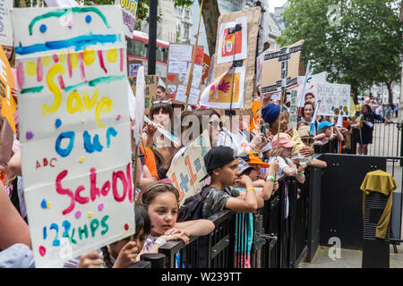 Londres, Royaume-Uni. 5 juillet, 2019. Des centaines de parents et d'enfants participent à une manifestation organisée par Save nos écoles en dehors de Downing Street contre des écoles sont obligées de fermer plus tôt le vendredi en raison de compressions budgétaires et de mettre en évidence la responsabilité du gouvernement de s'occuper et éduquer les enfants du pays le vendredi après-midi. Credit : Mark Kerrison/Alamy Live News Banque D'Images