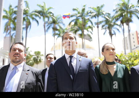 Caracas, Venezuela. 05 juillet, 2019. Juan Guaido (M.), l'auto-proclamé président par intérim du Venezuela, et sa femme Susanne Rosales (r) prennent part à la fête de l'indépendance nationale dans les locaux de l'Assemblée nationale. Guaido a demandé à la société civile pour protester contre le gouvernement du chef de l'État Maduro. Le Venezuela commémore le 5 juillet l'indépendance de l'Espagne en 1811. Credit : Rafael Hernandez/dpa/Alamy Live News Banque D'Images