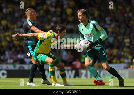 Tim Krul de Norwich City rassemble la balle comme coéquipier, Timm Klose détient au large de Dwight Gayle de West Bromwich Albion - Norwich City v West Bromwich Albion, Sky Bet Championship, Carrow Road, Norwich - 11 août 2018 Banque D'Images